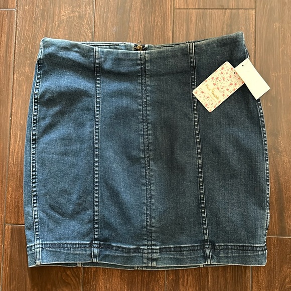 Free People dark denim Jean Mini skirt zippered fitted sz 8 New - Picture 1 of 7